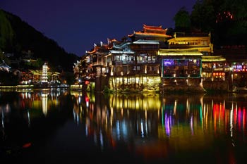 長(zhǎng)沙出發(fā)到張家界天門山、玻璃棧道、鳳凰古城、鳳凰夜景往返二日游
